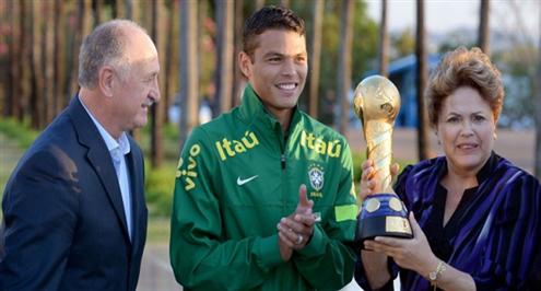 روسيف تسلم الفريق الفائز «كأس العالم» 